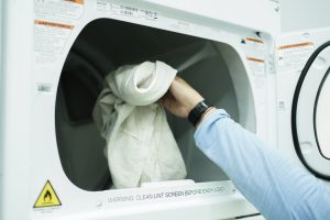 Tips Merawat Hoodie dan Knitwear Favorit agar Tetap Awet, Lembut, dan Tidak Melar